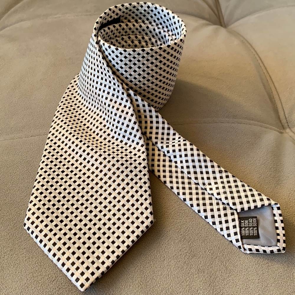 Mario Bruni vintage never been worn mens 100% silk tie.